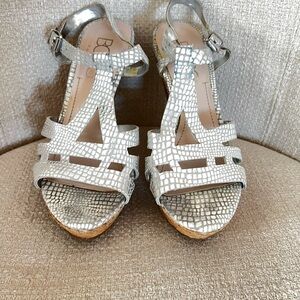 BCBG CORK WEDGE SANDAL SILVER
